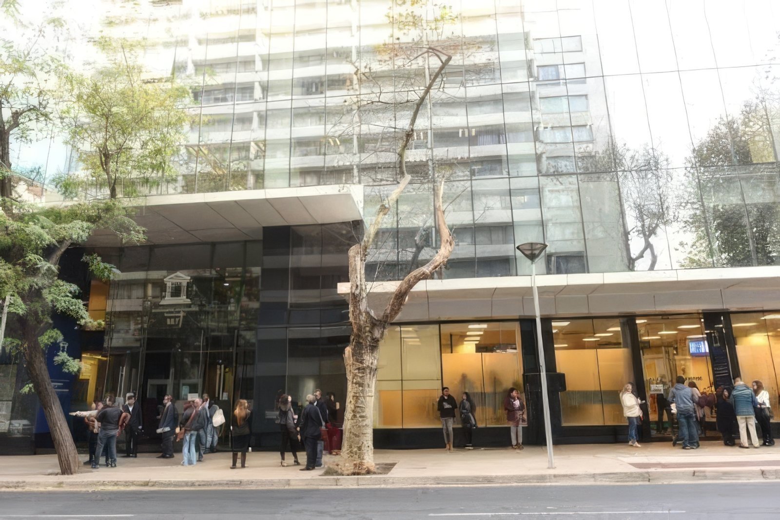Acceso peatonal al Edificio de Tribunales de Familia de Santiago, con público en la vereda.