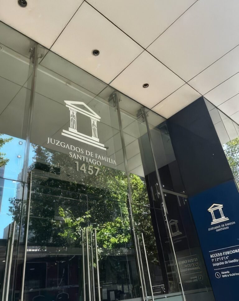 Puerta de acceso de los Juzgados de Familia de Santiago, con el emblema grabado en el cristal.